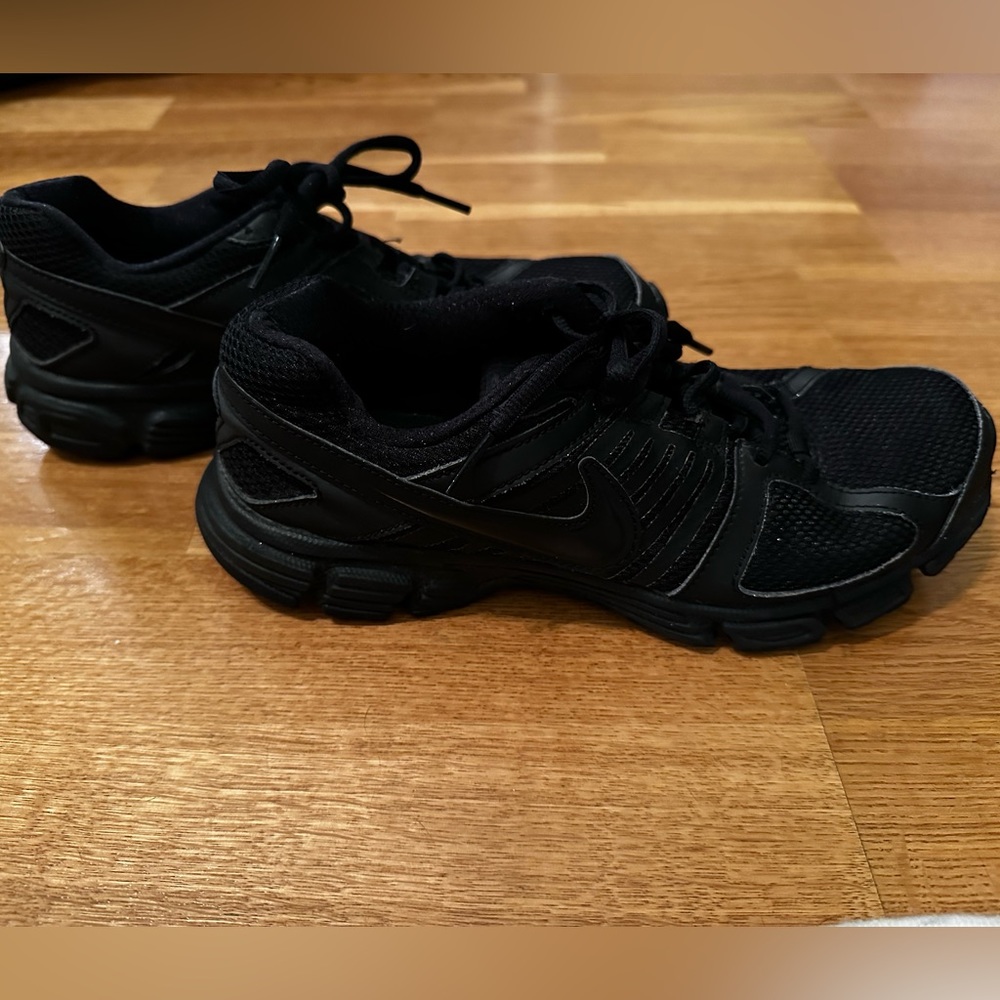 NIKE Black Tennis Shoes